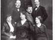Peterburi Eesti Haridusseltsi 5. osakonna näitetrupi liikmed. Ees vasakult: Trimm, Kristmanni; teises reas L. Bermann (Parvel), taga üksi A. Mägi (hilisem V. Kingissepa nimelise Draamateatri näitleja). [1913] - EFA