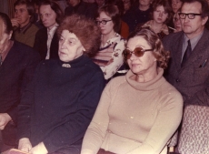 Betti Alver ja Elsa Kõrge Tartu kirjanduspäeval kuulajate hulgas Kirjandusmuuseumis 19.11.1976