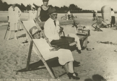 August Kitzberg abikaasaga Pärnus suvitamas 1927. a
