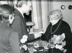 Betti Alveri 75. a. juubeliõhtu Tartu Kirjanike majas 27. nov. 1981. a. Poetessi õnnitleb Enn-Kaarel Hellat