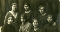 E.N.K.S. Tütarlaste Gümnaasiumi õpilased VII a kl. 1922. a. Betti Alver I reas vasakult 1. 