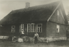 Julius Oengo sünnikodu Hiiumaal Harju külas Pleesi talu 19. VII 1935. a. Trepil abikaasa tütrega