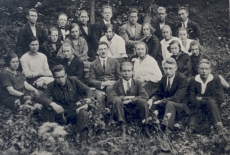 Johannes Aavik oma õpilastega Kuressaares 1925