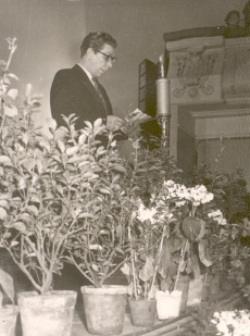 Ernst Peterson-Särgava matus  "Estonia" kontsertsaalis, kõnelemas EKP Haridus- ja Kultuuriosak. Juhataja sm Inti,  16. IV 1958