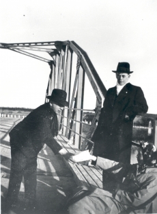 Treumann, F. Tuglas, E. Tuglas. Ring ümber Võrtsjärve, Jõesuu sillal 29. IV 1939