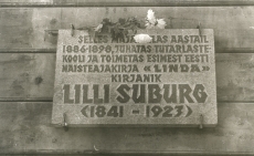 Mälestustahvel L. Suburgi tütarlastekooli seinal Viljandis