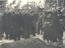 Emilie Varese matusest osavõtjad Metsakalmistul. Vasakult H. Kruus, E. Päll, paremalt N. Andresen ja lahkunu õde