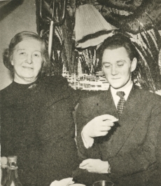 Marie Under ja Karl Ristikivi Johannes Aaviku sünnipäeval [1965. a]