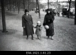 Kaks tundmatut naist koos lapsega linnapargis jalutamas [1920-1930ndad?] - EFA