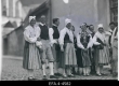 Eestirootslased Mihkli kiriku ees ootamas Rootsi kuninga Gustav V saabumist.06.1929 - EFA
