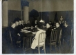 Grupp ühiskonnategelasi [Eesti Välisdelegatsiooni liikmed?] nõupidamisel ümarlaua taga [ca 1918-1919] - EFA