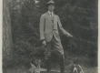Arvatavasti Roman von Ungern-Sternberg poseerimas metsa all koos jahikoera ning jahisaagiks saadud metskitsega. 1913 - EAA