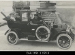 Klaus Kaspar Alexander ja tema õde Helene Julie Sophie Charlotte Ungern-Sternberg automobiilis Villa Wendeni ees. Haapsalu. 1900-ndad - EAA