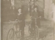 Poiss ja tüdruk jalgratastega linnamaja hoovis. 1880-ndad - 1900-ndad - EAA