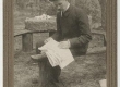Baltimaade mõisnike fotod. Mees lugemas ajalehte Rigasche Rundschau. 1900-ndad - 1915 - EAA