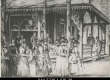 Tartu vaateid 1885. a. R. von Zur-Mühlenilt
Tartu vaade, esiplaanil kõndimas tänaval grupp naisi, taustal ühe baltisaksa korporatsiooni liikmed, repro Julius Rudolf von zur Mühleni litograafiast  - EAA