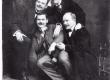 Peterburi Eesti Haridusseltsi 5. osakonna näitetrupi liikmed. Tagumises reas vasakult L. Bermann (Parvel), Volman; esimeses reas A. Mägi (hilisem V. Kingissepa nimelise Draamateatri näitleja). [1913] - EFA
