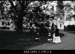 Naine kahe lapsega Alatskivi mõisa peahoone taustal (1890-ndad - 1910-ndad) - EAA