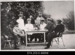 II Eestimaa kubermangu maleturniiri organiseerijad ja osavõtjad 1906. aastal Tallinnas Virumäel, istuvad (vasakult) G. Abels, W. Sohn, G. Voltšenko, A. Labbe, M. Mjassojedov, S. Sepp, A. Zegžda, seisavad D. Feodoroff, K. Bežanitski, S. Sokolov ja G. Valk.  - EFA
