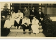 Grupp Ameerika Ühendriikide eestlasi Julia ja Hans Pöögelmanni (esiplaanil) kodu trepil Long Islandil 1916. a. suvel.  - KM EKLA