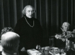 Betti Alver kõnelemas oma  75. juubeliõhtul Tartu Kirjanike majas 27. nov. 1981. a. Kohvilauas istuvad Renate Tamm jt - KM EKLA