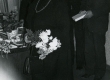 Betti Alver oma 75. juubeliõhtul Tartu Kirjanike majas 27. nov. 1981. a. Taga seisavad vasakult 1. Harald Peep, 2. Aivo Lõhmus, 3. Kalju Kääri  - KM EKLA