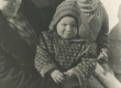 Mart Kiiratsi (Mats Mõtslase) ema grupifotol 1942. või 1943. a.  - KM EKLA