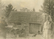 H. Adamson koos emaga "Kodu" ees - KM EKLA