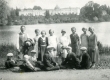 Jaan Kurn õpilastega ekskursioonil Tartus Raadi mõisa ees 1926. a - KM EKLA