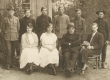 Hendrik Adamson (istub 2. paremalt) oma õpilaste ja kaasõpetajatega 1. VI 1923. a. - KM EKLA