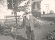 Ernst Peterson-Särgava oma aias õunapuu juures 19. IX 1954 - KM EKLA