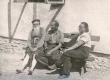 Ernst Peterson-Särgava, Paul Särgava ja Juta Särgava oma maja juures 1951. a. juulis - KM EKLA