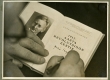 Hans Pöögelmanni "1917. a. revolutsioon Eestis". Julia Pöögelmann raamatusse autogrammi kirjutamas - KM EKLA
