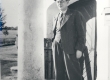 Friedebert Tuglas endise Reola kõrtsi ees, juuli 1938 - KM EKLA