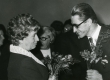 Kersti Merilaasi 60. juubel Kirjanike Majas 7. XII 1973. a. Juubilari õnnitleb Ralf Parve - KM EKLA