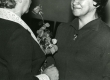 Kersti Merilaasi 60. juubel Kirjanike Majas 7. XII 1973. a. Juubilari õnnitleb Karin Kask - KM EKLA