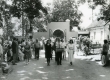 Betti Alveri matuserong Tartu Raadi kalmistu väravas 23. juunil 1989. a. Hauaplaati kannab Sven Sildnik, vasakul Ülle Kahusk, paremal Valeria Ränik  - KM EKLA