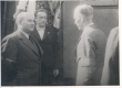 Joh. Vares-Barbarus (vasak. Esimene) raporteerimist vastu võtmas Narva jaamas 1940 - KM EKLA