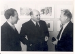 Joh. Vares-Barbarus (keskel) 1940. a. revolutsiooni fotode näitusel vestlemas Pravda ja Isvestija fotokorrespondentidega - KM EKLA