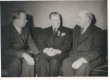 J. Vares-Barbarus (paremalt esimene) vestlemas A. Lauteriga (keskel) peale Lenini ordeni saamist - KM EKLA