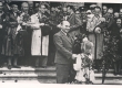 Eesti NSV vastuvõtmine NSV Liidu koosseisu. 1940. a. Delegatsioon teel Moskvasse. J. Vares-Barbarusele antakse lilli - KM EKLA