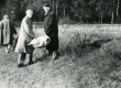 H. Siimisker, R. Sirge ja V. Altoa August Toomingale riidevarustust viimas Rõngus, Koruste külas 18. okt. 1961 - KM EKLA