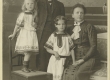 Mihkel Kampmann, abikaasa Marie, lapsed Karin ja Mari (Mary) 1906. või 1910. a - KM EKLA