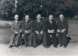 R. Reimann (vas.) ja J. Vares-Barbarus (keskel) grupifotol - KM EKLA