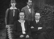 Henrik Visnapuu (ees) õdede ja vennaga - KM EKLA