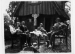 Ants Laikmaa (par.) seltskonnaga oma maja ees Taeblas 27.03.1940 - KM EKLA