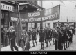Riigivolikogu otsuste heakskiitmiseks korraldatud suurmiiting Tallinnas. Meeleavaldajad tervitavad A. Ždanovit Nõukogude Liidu saatkonnahoonest möödumisel. 24.07.1940. - EFA