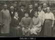 Riigi Keskarhiivi töötajate grupifoto maja seina ääres. 1925 - EFA