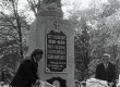 Narva linnapea Raivo Murd (vasakul) ja linna volikogu esimees Anatoli Paal avavad Vabadussõjas langenute mälestusmärgi. 15.06.1996 - EFA