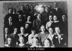 Kunstikooli Pallas graafikaateljee õpilased. Keskel õppejõud M. Zeller. Tartu 19.05.1924.